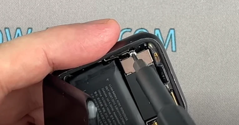 Замена батареи Apple Watch 2 Шаг 5