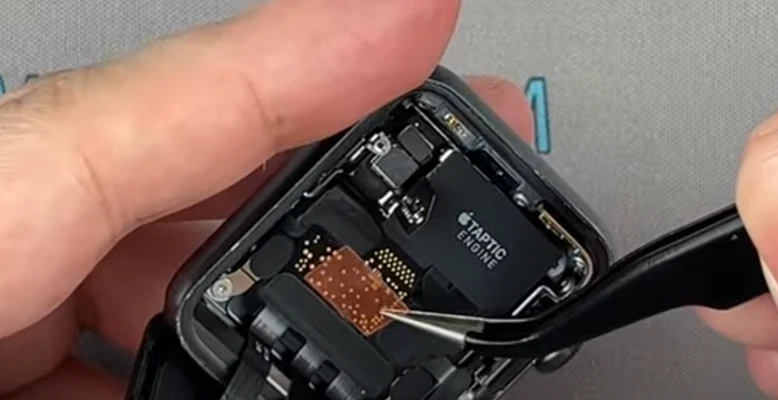 Замена батареи Apple Watch 2 Шаг 7