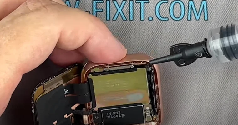 Замена батареи Apple Watch 6 шаг 7