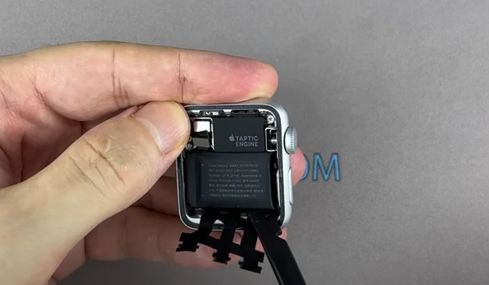 Apple Watch 3 замена батареи Шаг 6