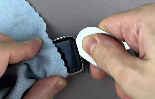 Apple Watch 3 замена вибромотора Шаг 2