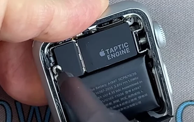 Apple Watch 3 замена вибромотора Шаг 5