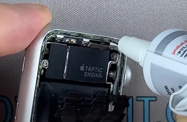 Apple Watch 3 замена вибромотора Шаг 7