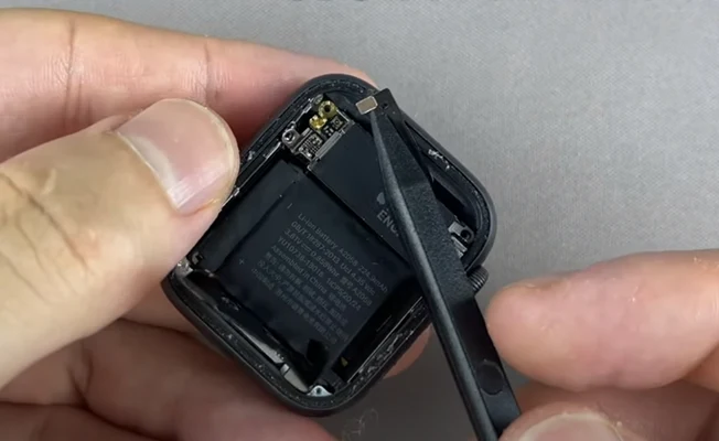 Apple Watch 4 замена вибромотора Шаг 6