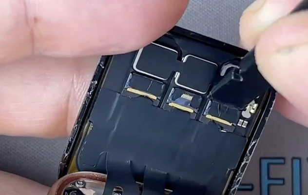 Apple Watch SE мат плата Шаг 6