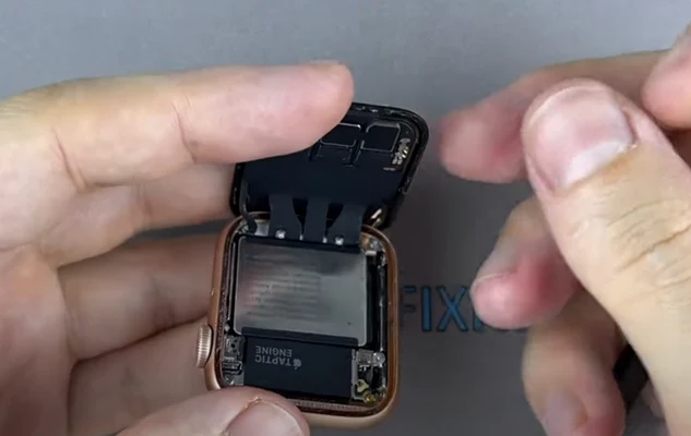 Apple Watch SE замена динамика Шаг 3