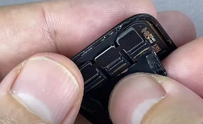 Apple Watch SE замена динамика Шаг 6