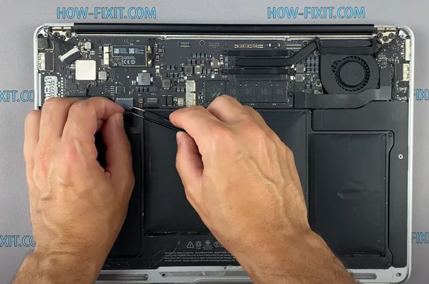 MacBook Air 13 Замена батареи Шаг 3