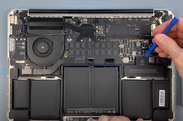 MacBook Pro 13 A1502 Замена батареи Шаг 2