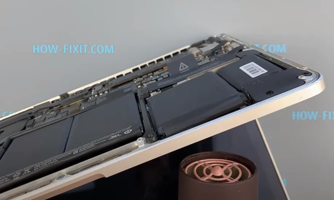 MacBook Pro 13 A1502 Замена батареи Шаг 3