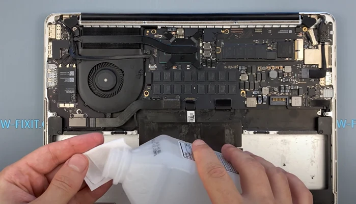MacBook Pro 13 A1502 Замена батареи Шаг 5