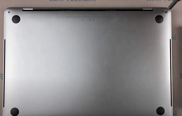 MacBook Pro 13 Очистка Шаг 1