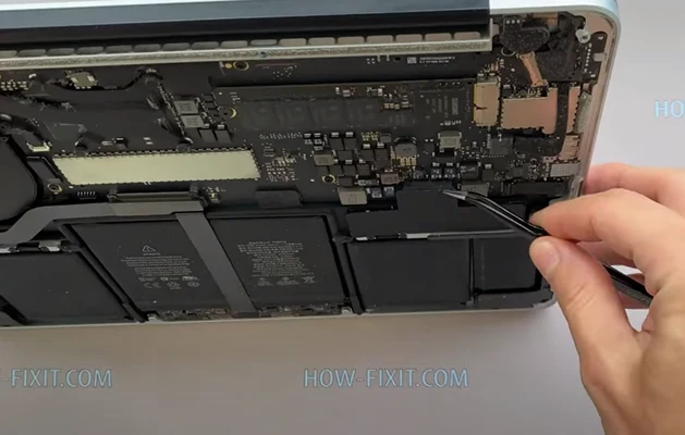 MacBook Pro 13 Очистка Шаг 2
