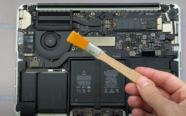 MacBook Pro 13 Очистка Шаг 3