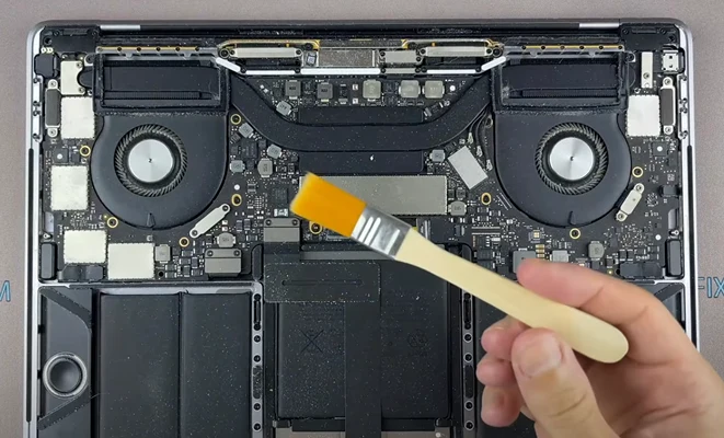 MacBook Pro 13 Очистка Шаг 4