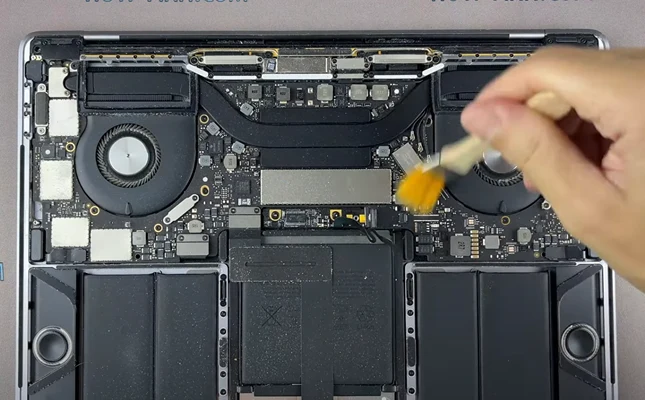 MacBook Pro 13 Очистка Шаг 5