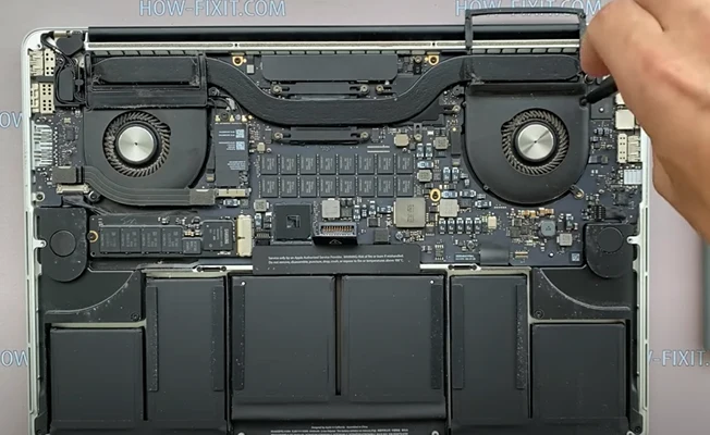 MacBook Pro 15 Замена вентилятора Шаг 4