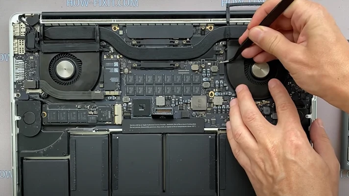 MacBook Pro 15 Замена вентилятора Шаг 6