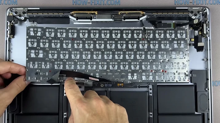 MacBook Pro 16 Замена клавиатуры Шаг 7