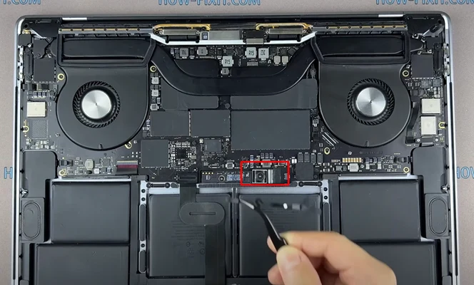MacBook Pro 16 Замена клавиатуры Шаг 9
