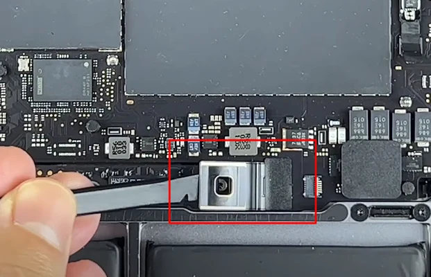 MacBook Pro 16 Замена вентилятора Шаг 3
