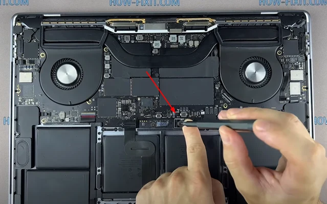 MacBook Pro 16 Замена вентилятора Шаг 9