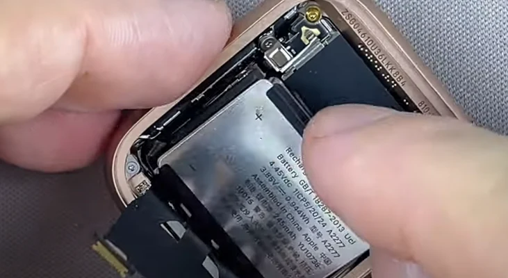 Замена батареи Apple Watch SE Шаг 10