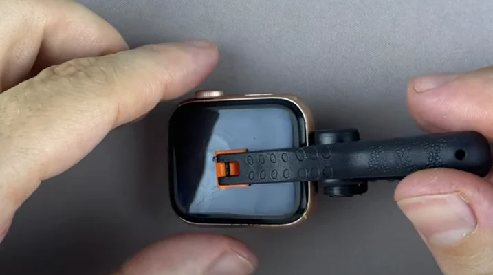 Замена батареи Apple Watch SE Шаг 13