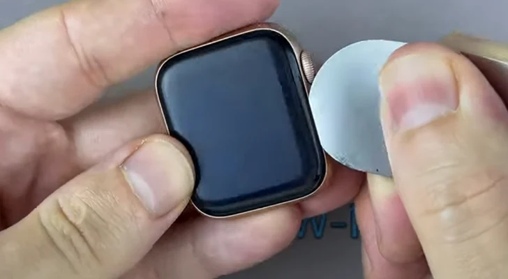 Замена батареи Apple Watch SE Шаг 2