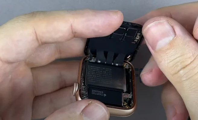 Замена батареи Apple Watch SE Шаг 3