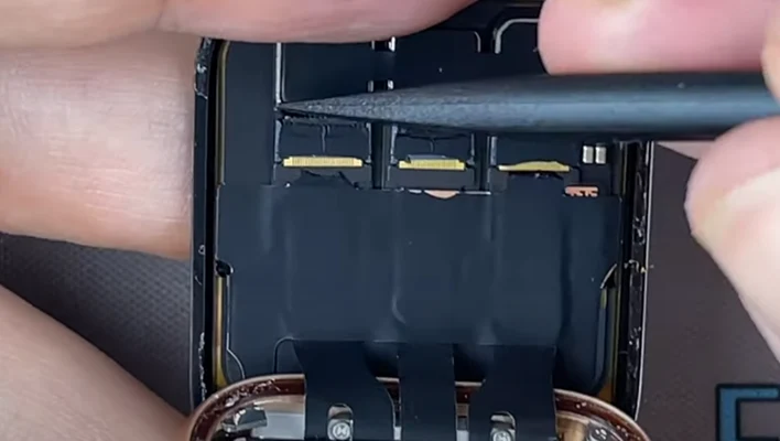 Замена батареи Apple Watch SE Шаг 5