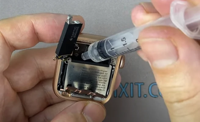 Замена батареи Apple Watch SE Шаг 7