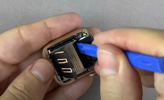 Замена батареи Apple Watch SE Шаг 8