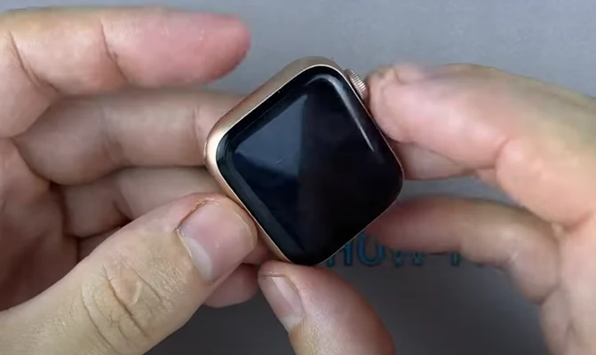 Замена стекла Apple Watch SE Шаг 1