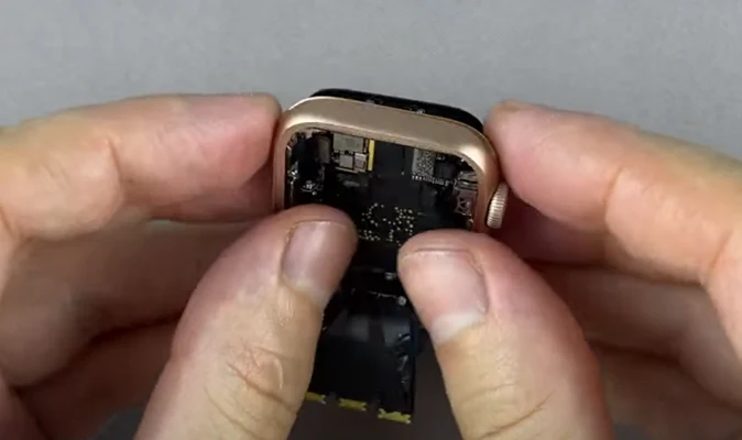 Замена стекла Apple Watch SE Шаг 13