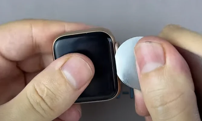 Замена стекла Apple Watch SE Шаг 2