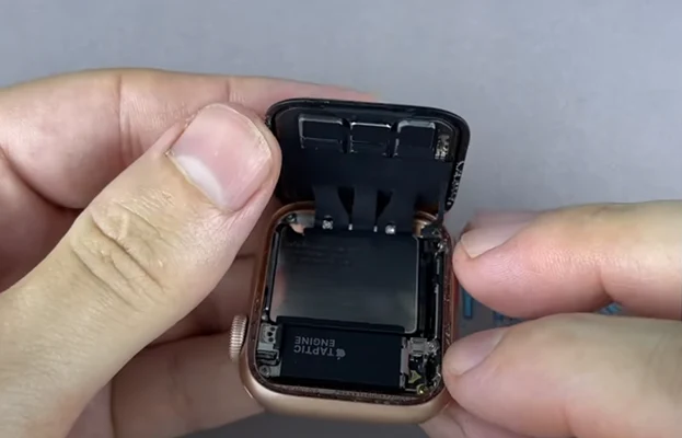 Замена стекла Apple Watch SE Шаг 5