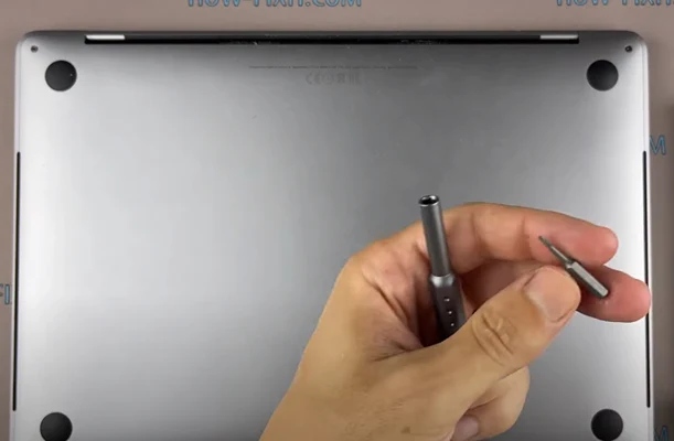 Замена вентилятора MacBook Pro 13 2017 Шаг 1
