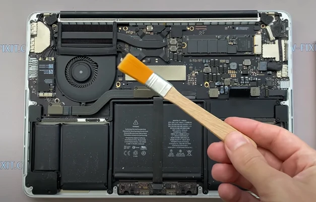 Замена вентилятора MacBook Pro 13 Шаг 3