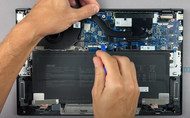 Замена батареи Asus ZenBook 14 UX425E Шаг 3