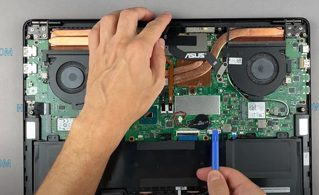 Замена батареи Asus ZenBook Pro UX550VE Шаг 3