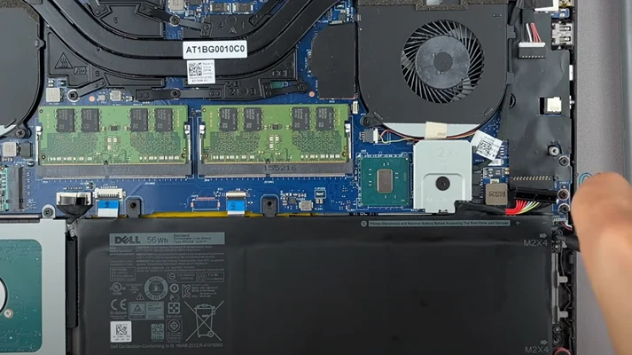 Замена батареи Dell XPS 9550 Шаг 6