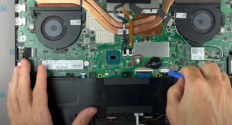Замена крышки Asus ZenBook Pro UX550VE Шаг 3