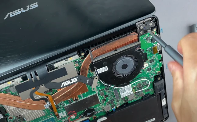 Замена крышки Asus ZenBook Pro UX550VE Шаг 5