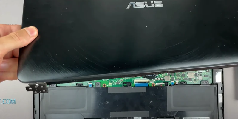 Замена крышки Asus ZenBook Pro UX550VE Шаг 6