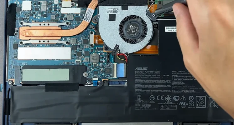 Замена вентилятора Asus ZenBook UX390U Шаг 4
